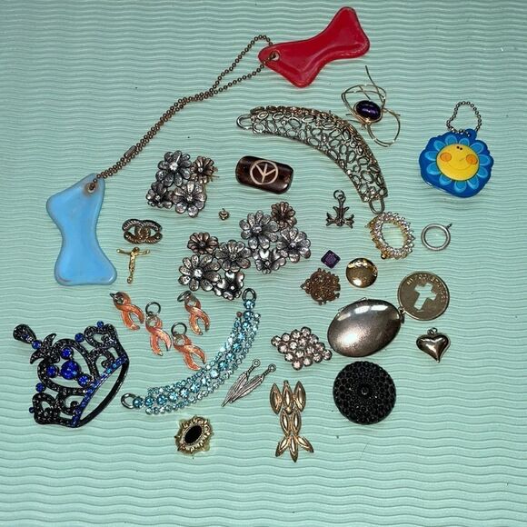 Lot of random pendants, keychains & other jewelry pieces for jewelry making - Picture 1 of 4